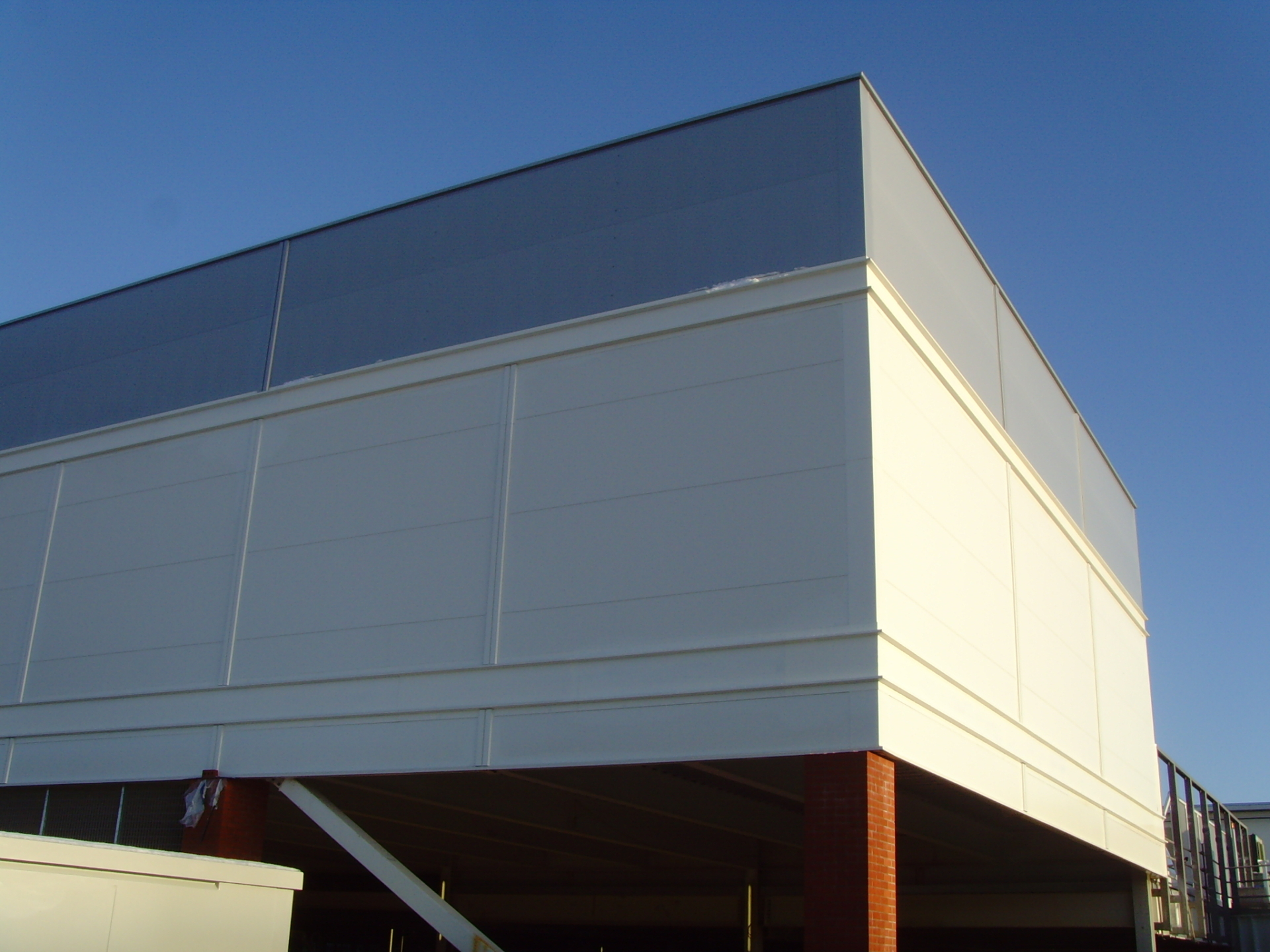 External insulated panel envelope installation at Tesco Oldham by Ambrey Baker